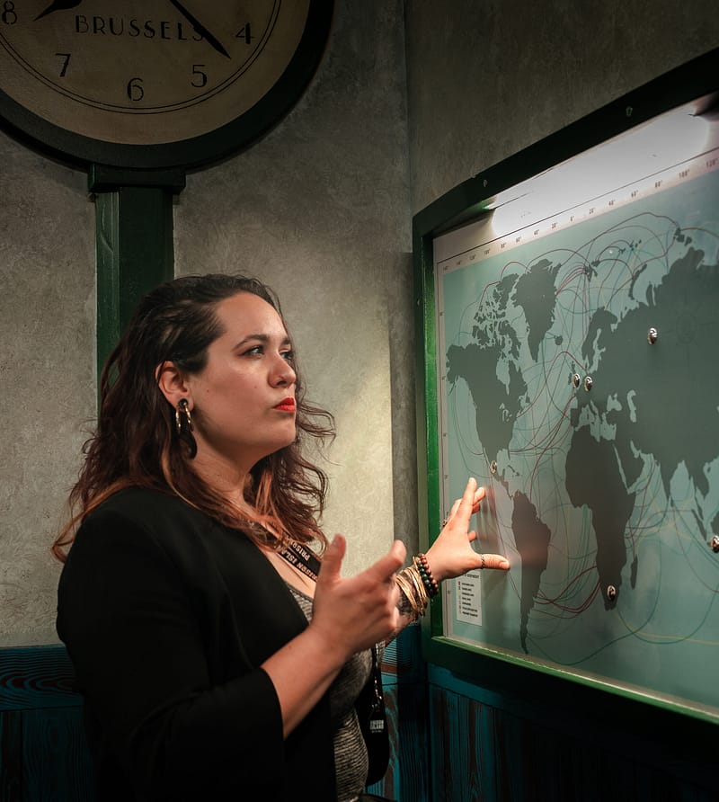 Vuxna deltagare som löser utmaningar under teambuilding i Jönköping